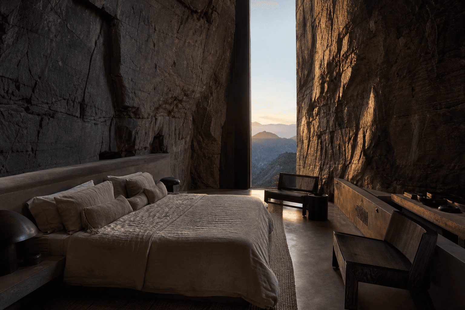 Suíte Fenda com cama king e abertura para o vale ao nascer do sol