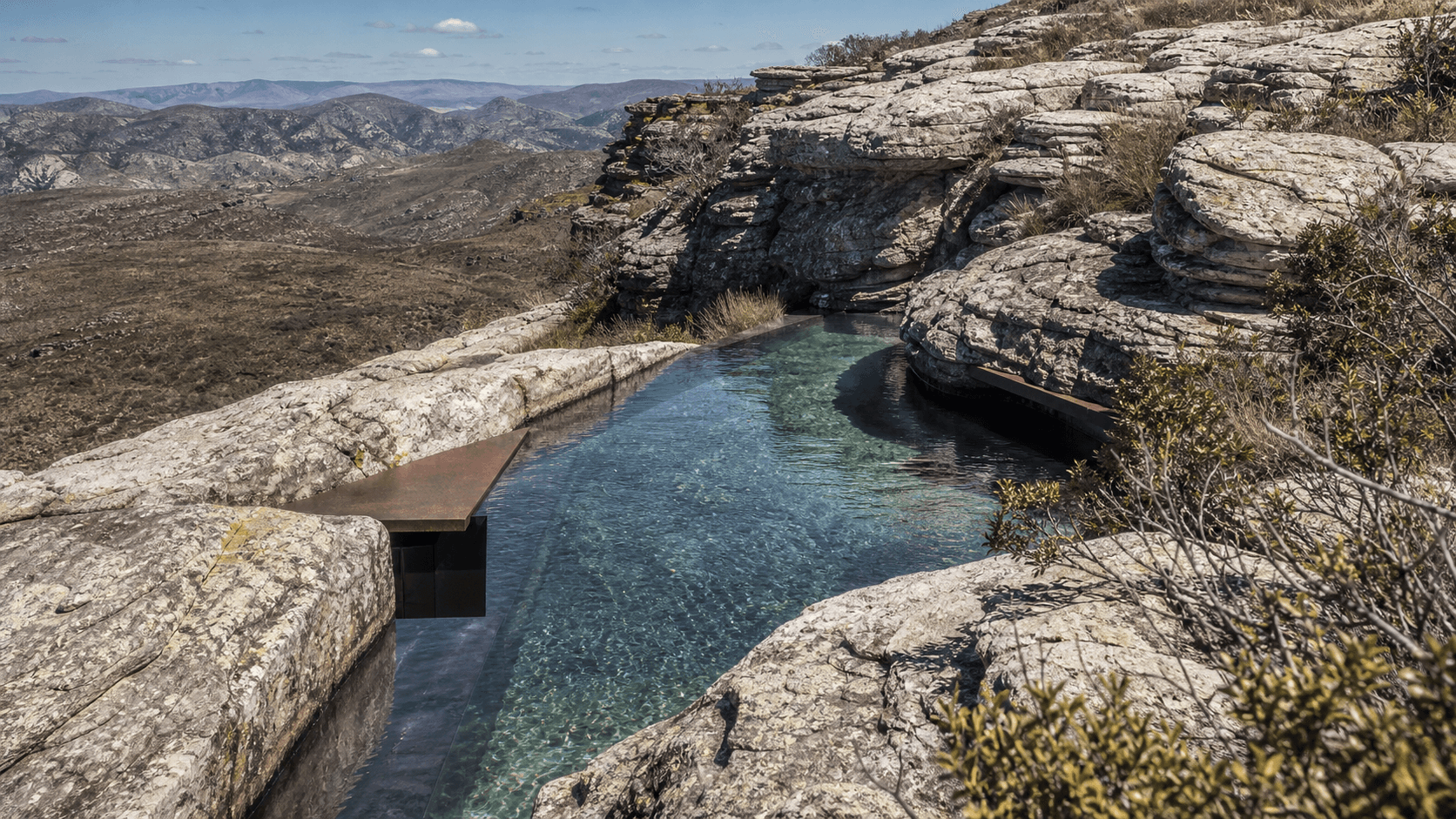 Piscina natural de água cristalina entre formações de quartzito